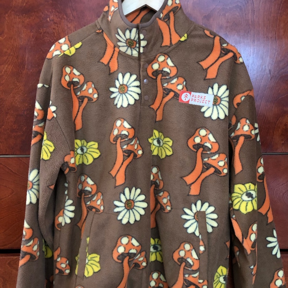 Mushroom and flower fleece, cozy. Great condition